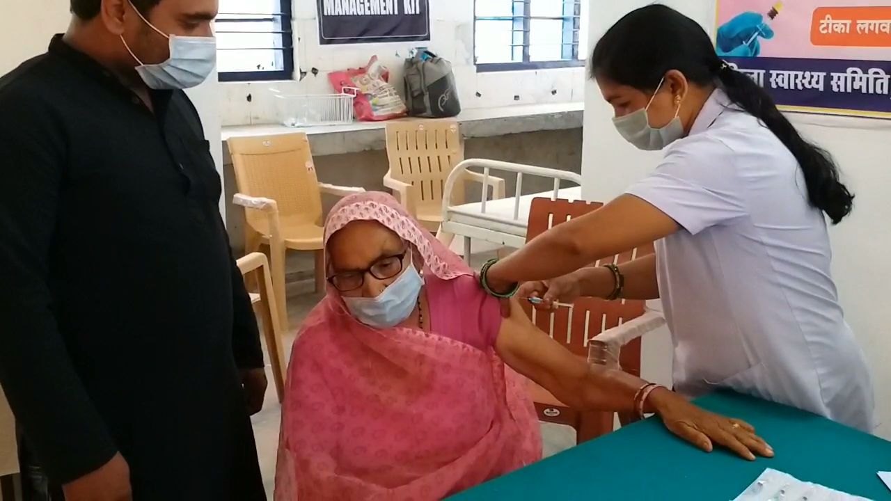 elderly also vaccinated Corona vaccine in dhamtari