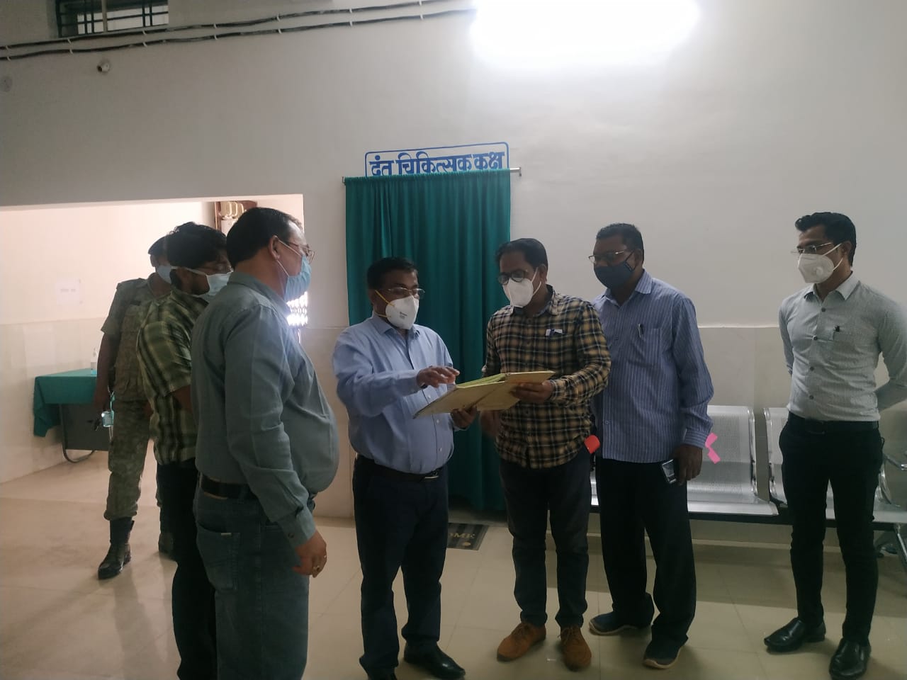 collector-mahadev-kawre-inspects-covid-care-center-and-vaccine-center-in-jashpur