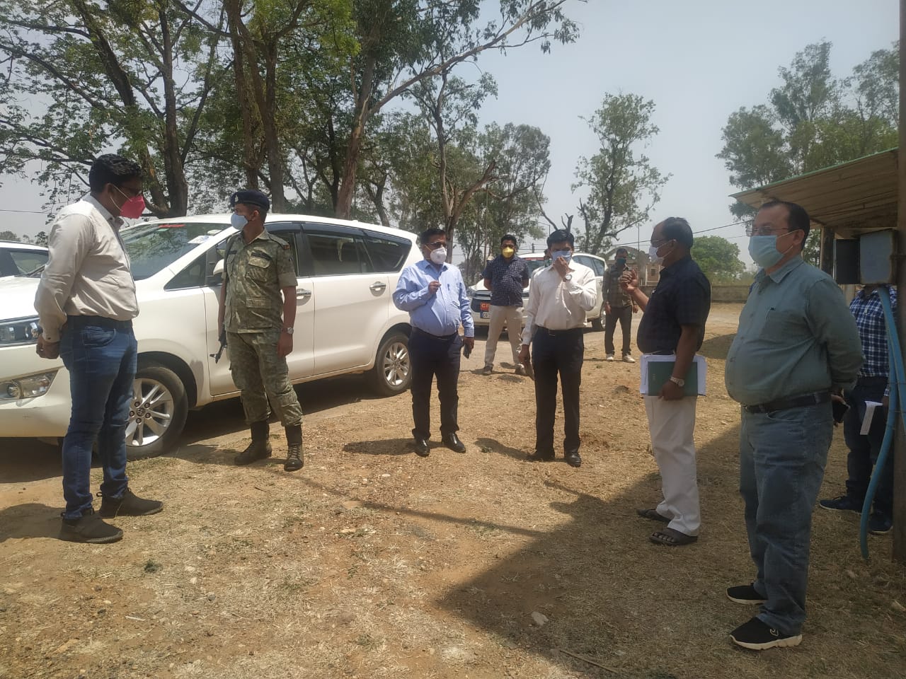 collector-mahadev-kawre-inspects-covid-care-center-and-vaccine-center-in-jashpur