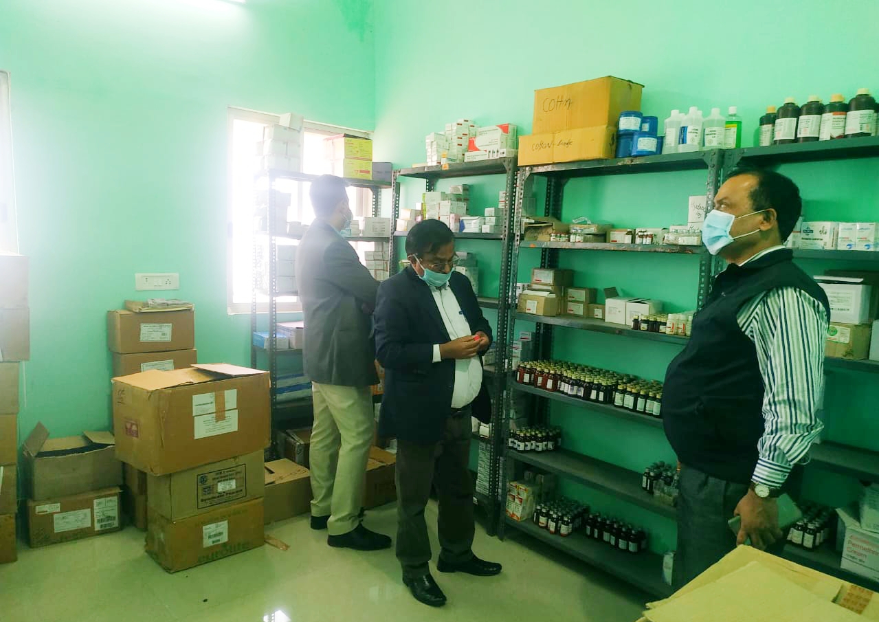 Collector Mahadev Kavre inspected primary health center of Sanna in jashpur