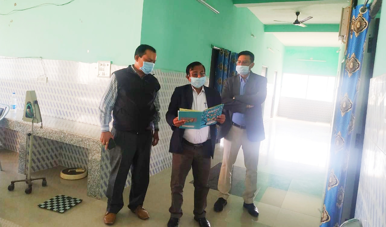 Collector Mahadev Kavre inspected primary health center of Sanna in jashpur