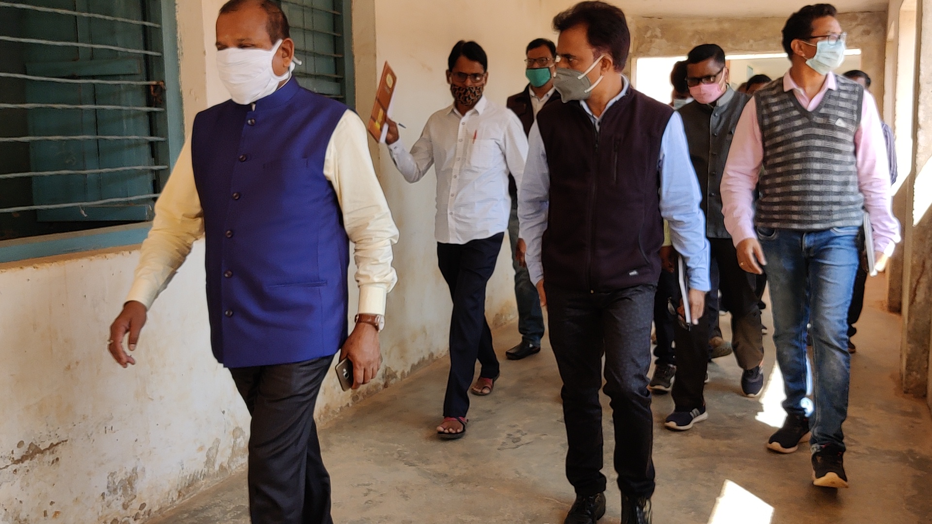 Bastar Commissioner GR Churendra inspected  government boy school in kondagaon