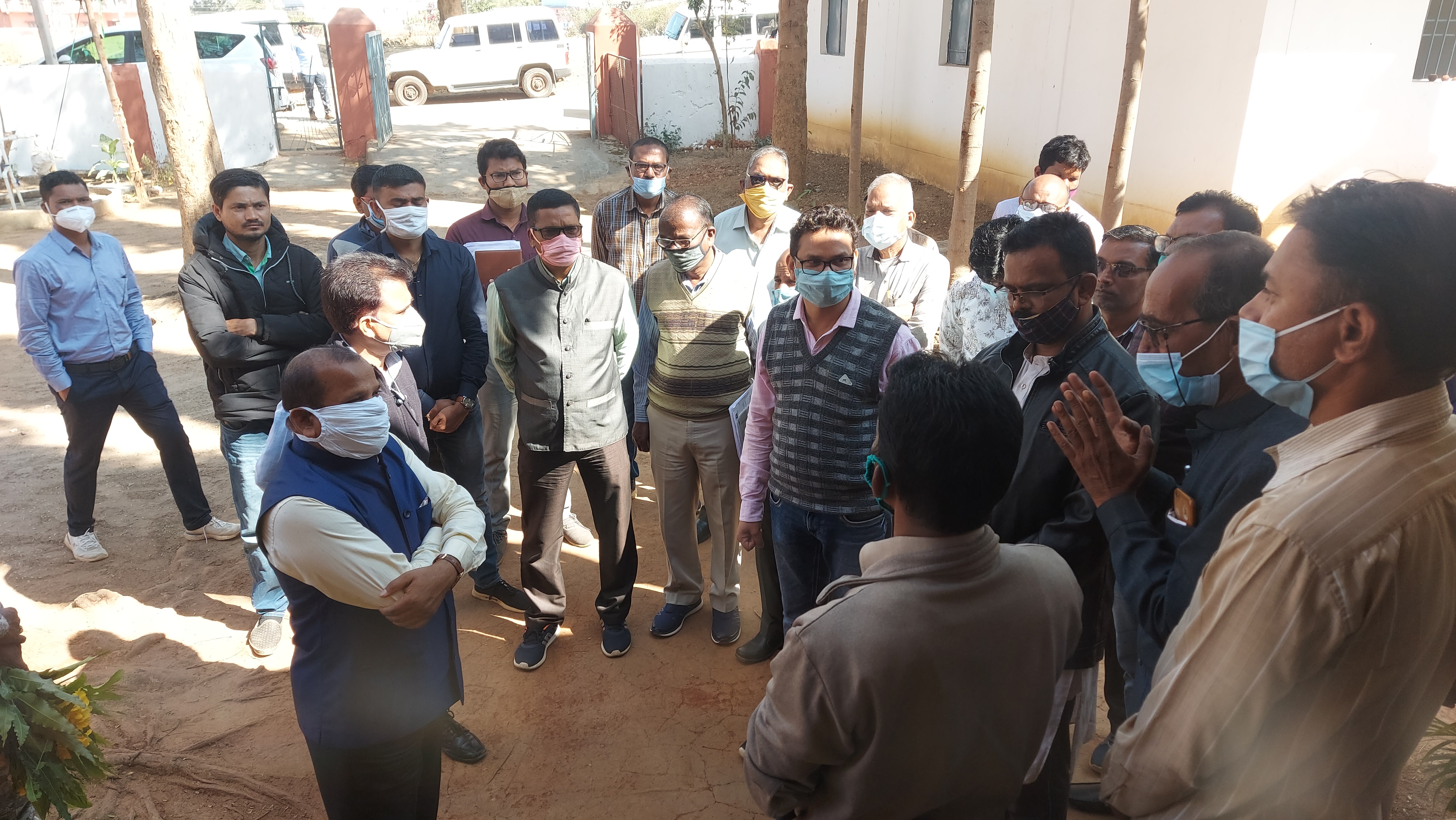 Bastar Commissioner GR Churendra inspected  government boy school in kondagaon