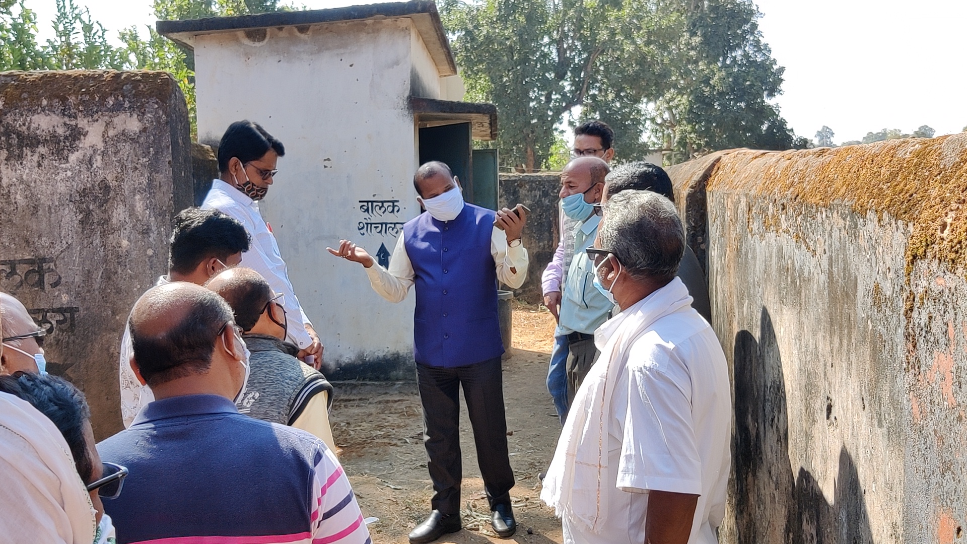 Bastar Commissioner GR Churendra inspected  government boy school in kondagaon