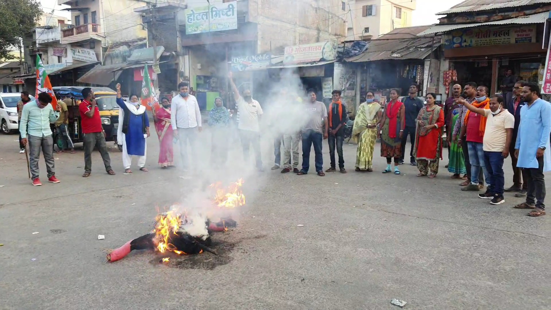 BJP Mahila Morcha burnt effigy of Chief Minister and Kiranmayi Nayak in kondagaon