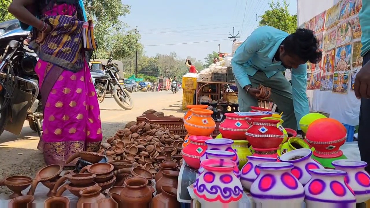 कोंडागांव में दीयों से सजा बाजार