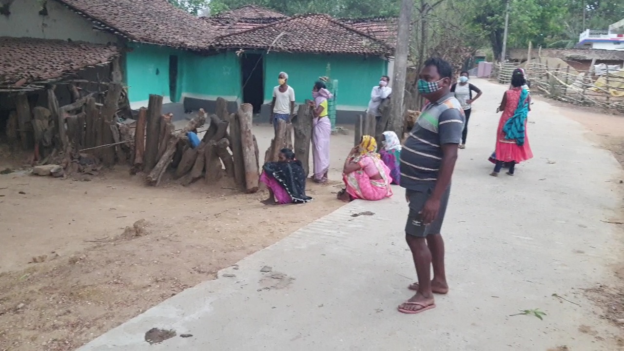 Corona havoc in Kondagaon  Corona bomb erupted in Kondagaon  80 cases of cor found in the same village of Kondagaon  80 corona infected in a single locality of Kondagaon  Kondagaon News  Kondagaon Corona News  Kondagaon Health Department  Kondagaon District Administration  ಅರ್ಧ ಗ್ರಾಮಕ್ಕೆ ವಕ್ಕರಿಸಕೊಂಡ ಕೊರೊನಾ  ಕೋಡಗಾವ್​ ಅರ್ಧ ಗ್ರಾಮಕ್ಕೆ ವಕ್ಕರಿಸಕೊಂಡ ಕೊರೊನಾ  ಕೋಡಗಾವ್​ ಕೊರೊನಾ ಸುದ್ದಿ  ಅರ್ಧ ಗ್ರಾಮಕ್ಕೆ ವಕ್ಕರಿಸಕೊಂಡ ಕೊರೊನಾ ಸುದ್ದಿ