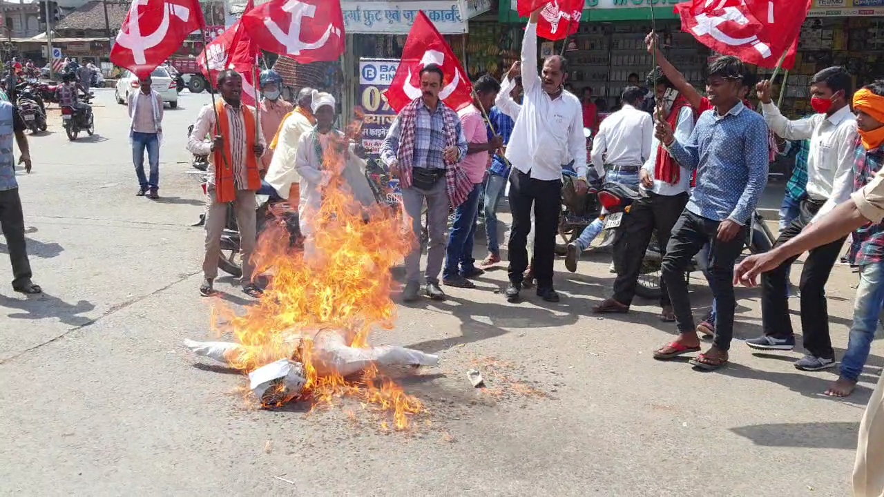 cpi-activists-protest-against-rising-prices-of-gas-and-petrol