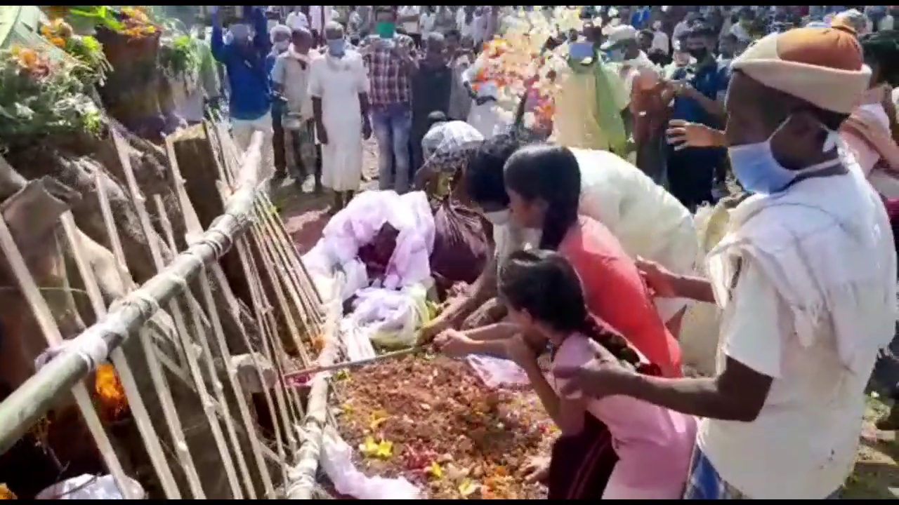 Martyrs father funeral performed by daughters in kondagaon