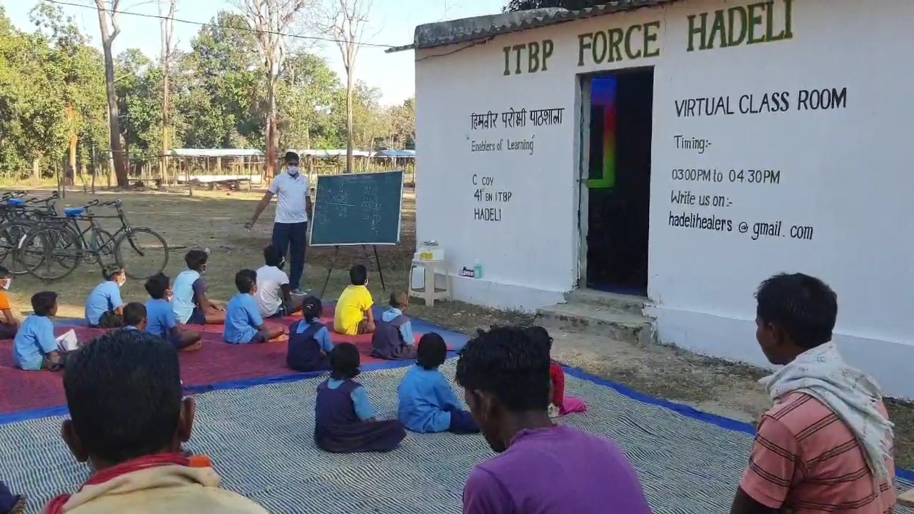 itbp-jawans-giving-virtual-classes-to-the-children-of-hadeli-village-of-kondagaon