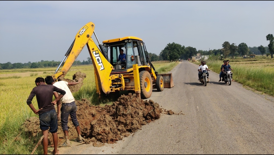 Increased risk of road accident due to negligence in digging of Jio pipeline in kondagaon