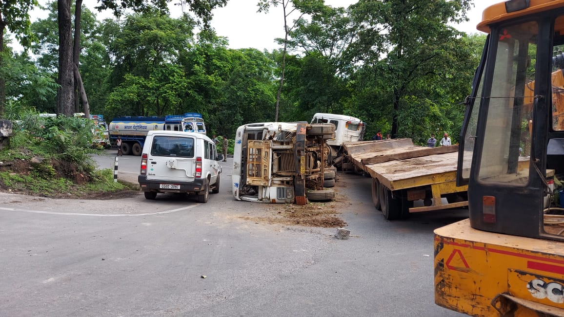 Traffic Jam in Keshkal valley of  kondagaon due to trailer overturned