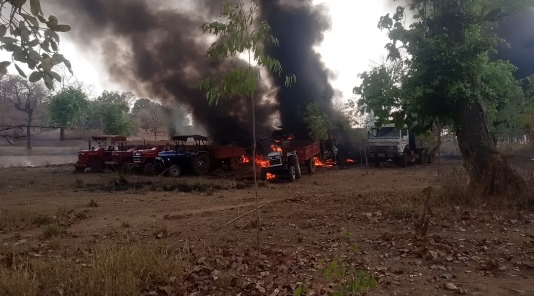 Naxalites burn vehicles, कोंडागांव में नक्सली घटना