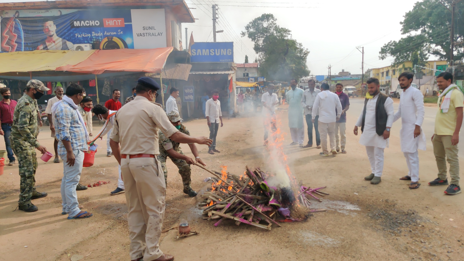 NSUI  keshkaal-burnt-effigy-of-pm-modi-and-up-cm