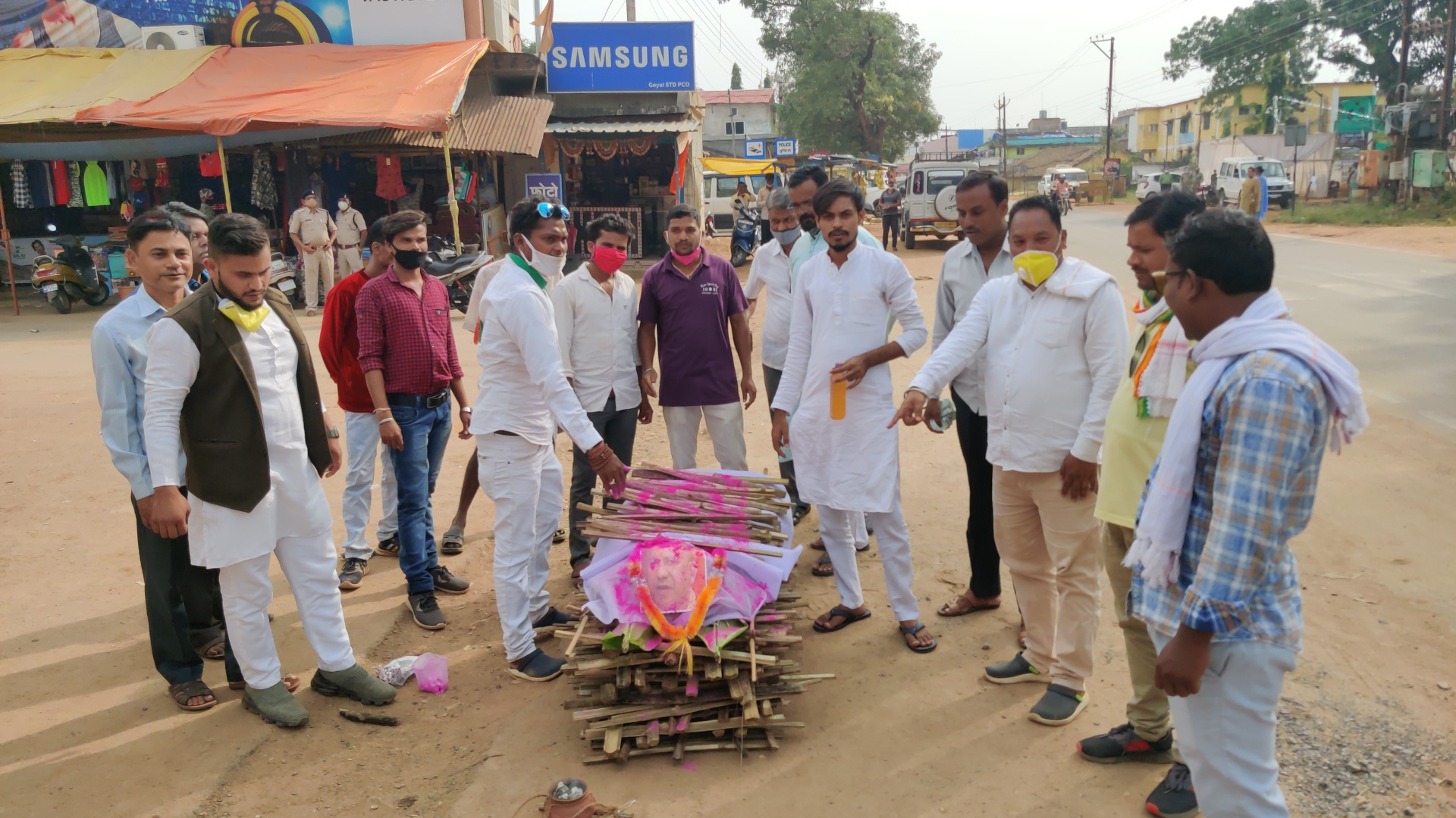 NSUI  keshkaal-burnt-effigy-of-pm-modi-and-up-cm