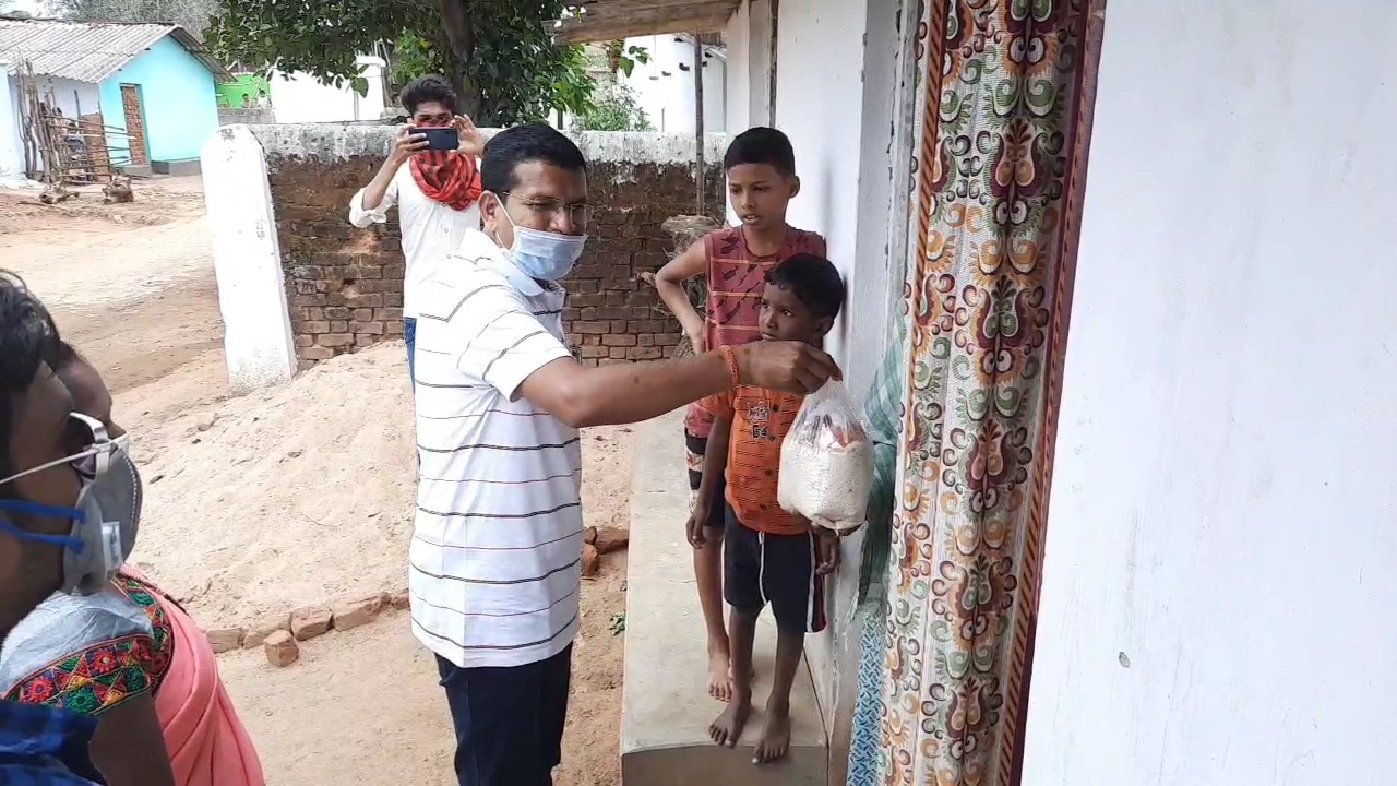 kondagaon mohan markam distributing ration