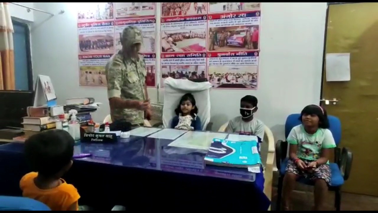 Children visited Farsgaon police station