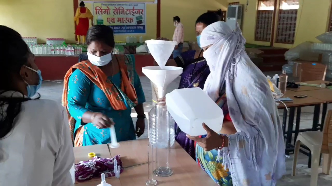 women are making-sanitizer-and-masks-in-kondagaon