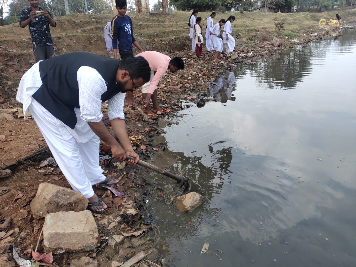 सुरडोंगर तालाब की सफाई