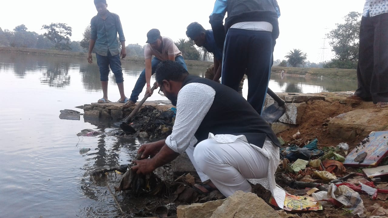 सुरडोंगर तालाब की सफाई