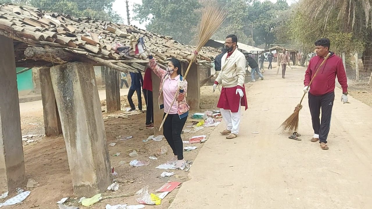 Collector cleans up under Mawa Kondanar Abhiyan in keshkal