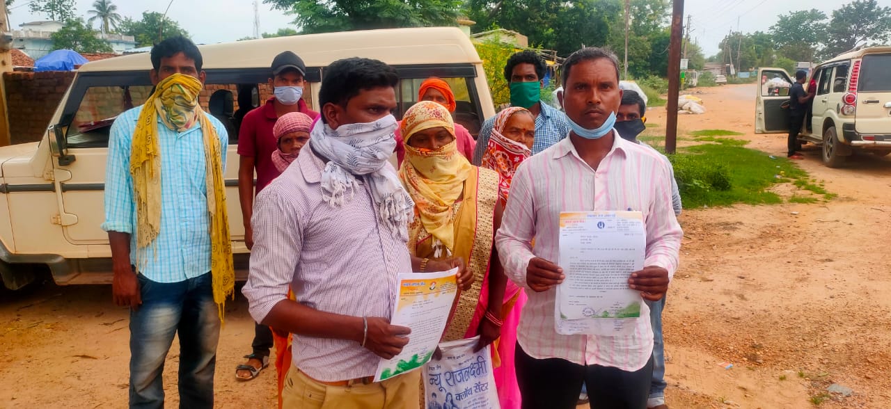 Villagers wandering for tendu leaf payment due to bank negligence in kanker