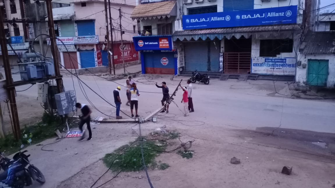 High speed car collided with pole