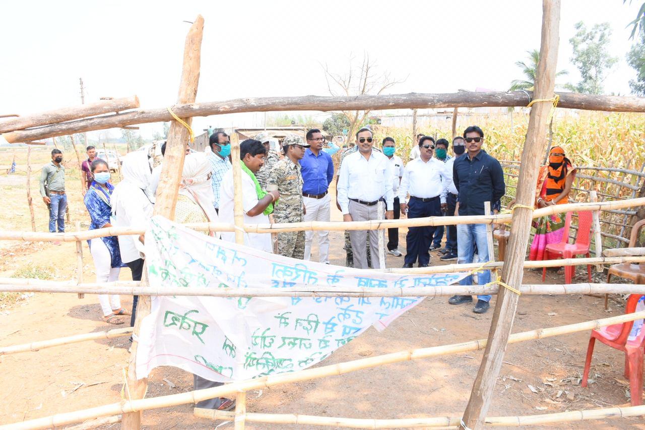 collector and sp inspect naxal affected area in kanker, distribute masks to villagers