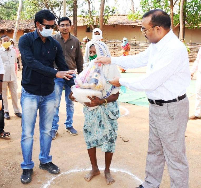 collector and sp inspect naxal affected area in kanker, distribute masks to villagers