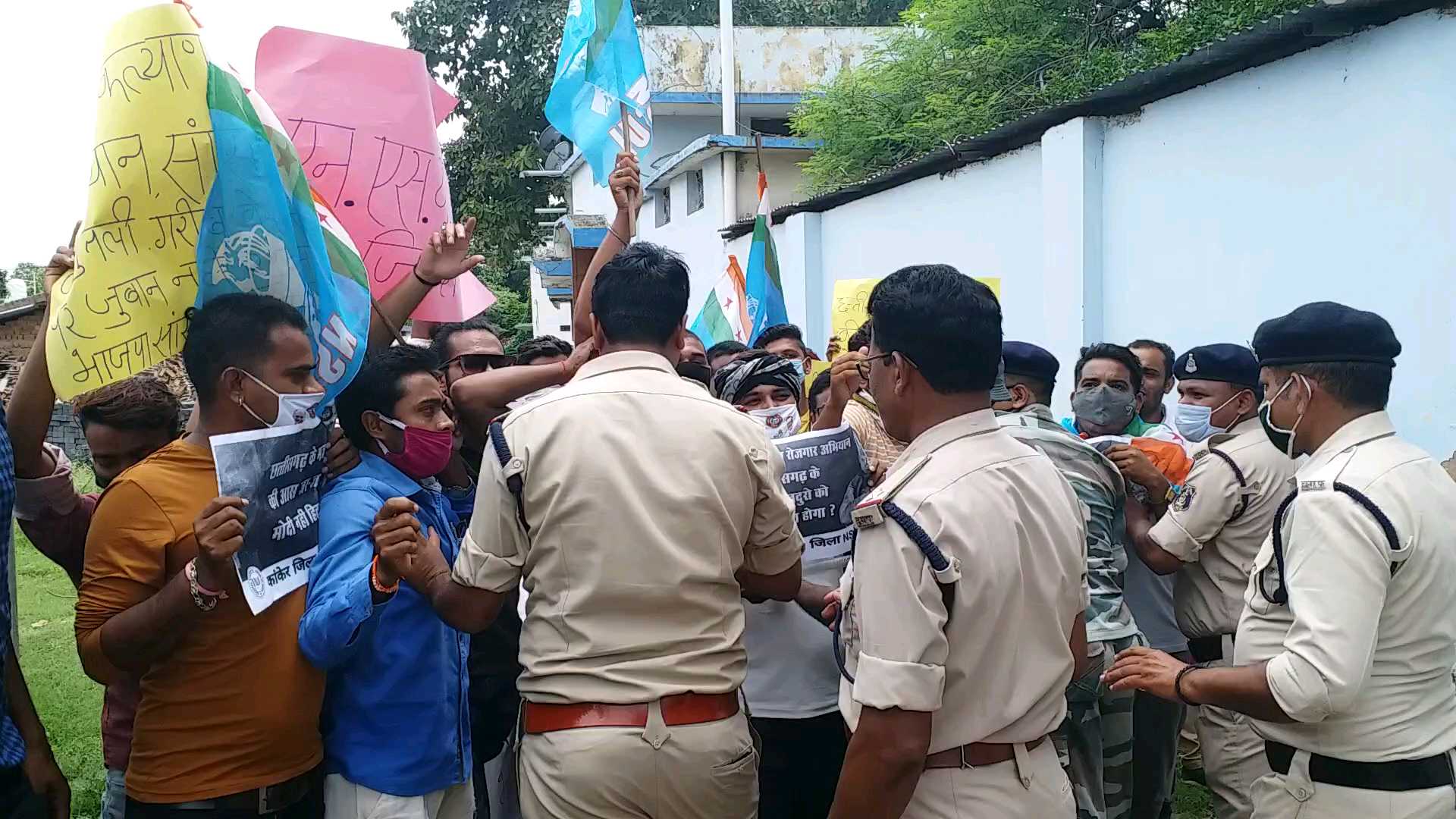 NSUI  protested not to include Chhattisgarh in Garib Kalyan Yojana