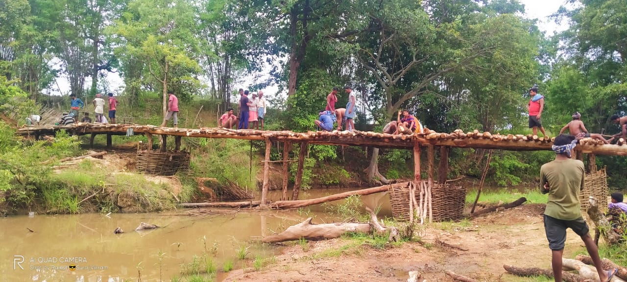 villagers-constructed-wooden-bridge-in-anjadi-drain-