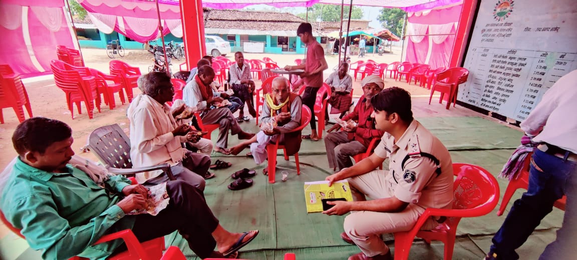 SI head constable and team of villagers in Kanker