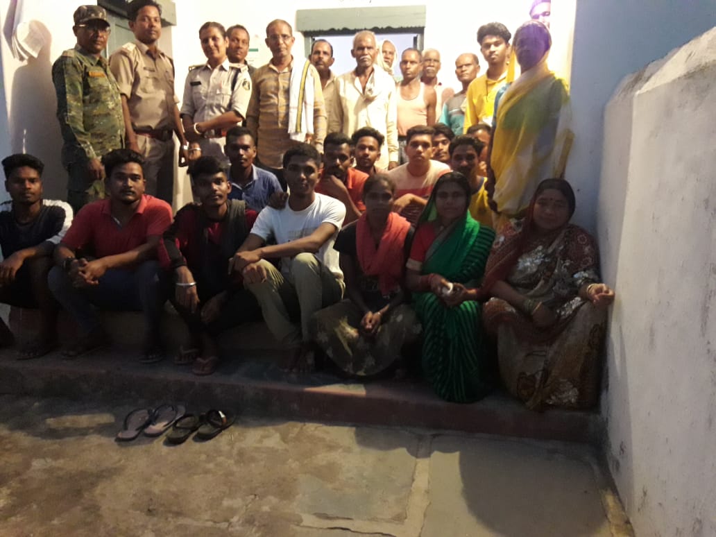 SI head constable and team of villagers in Kanker