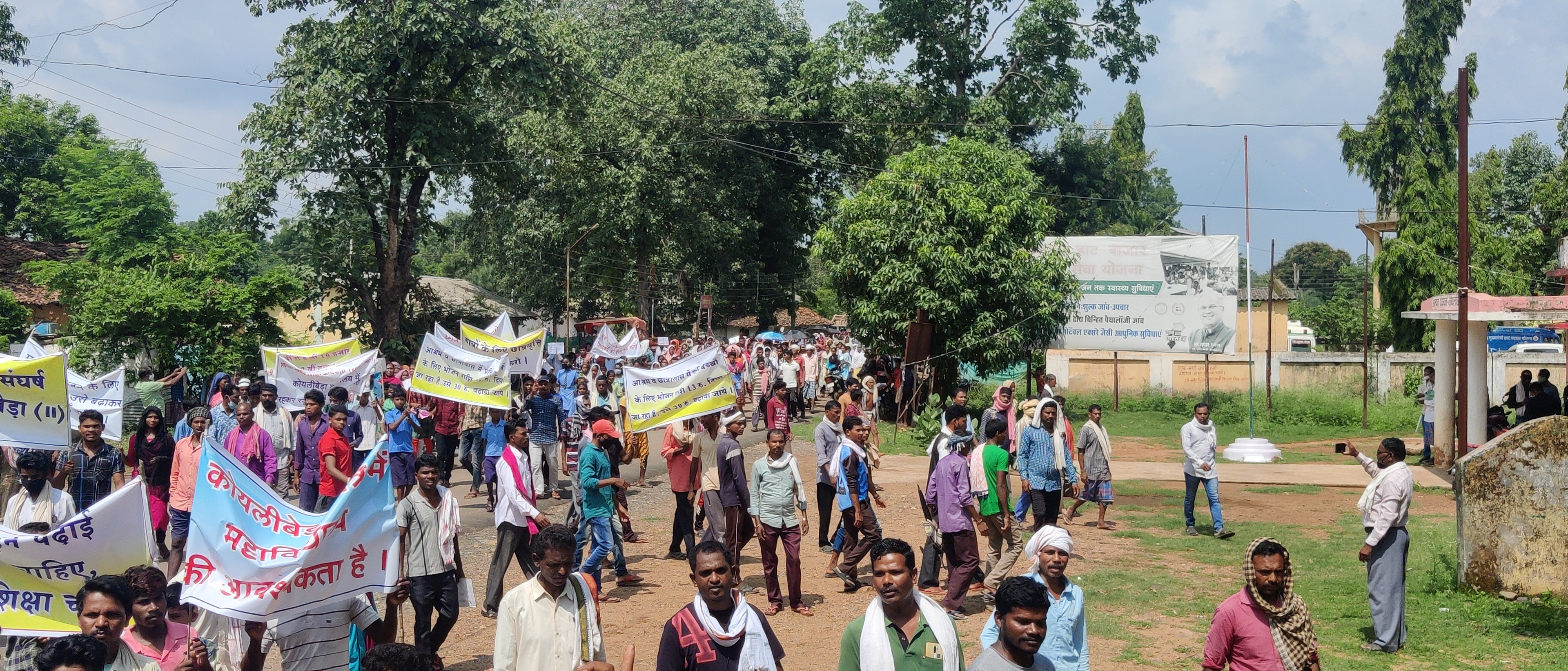 big-protest-of-villagers-regarding-poor-education-system-in-koylibeda-at-kanker-district