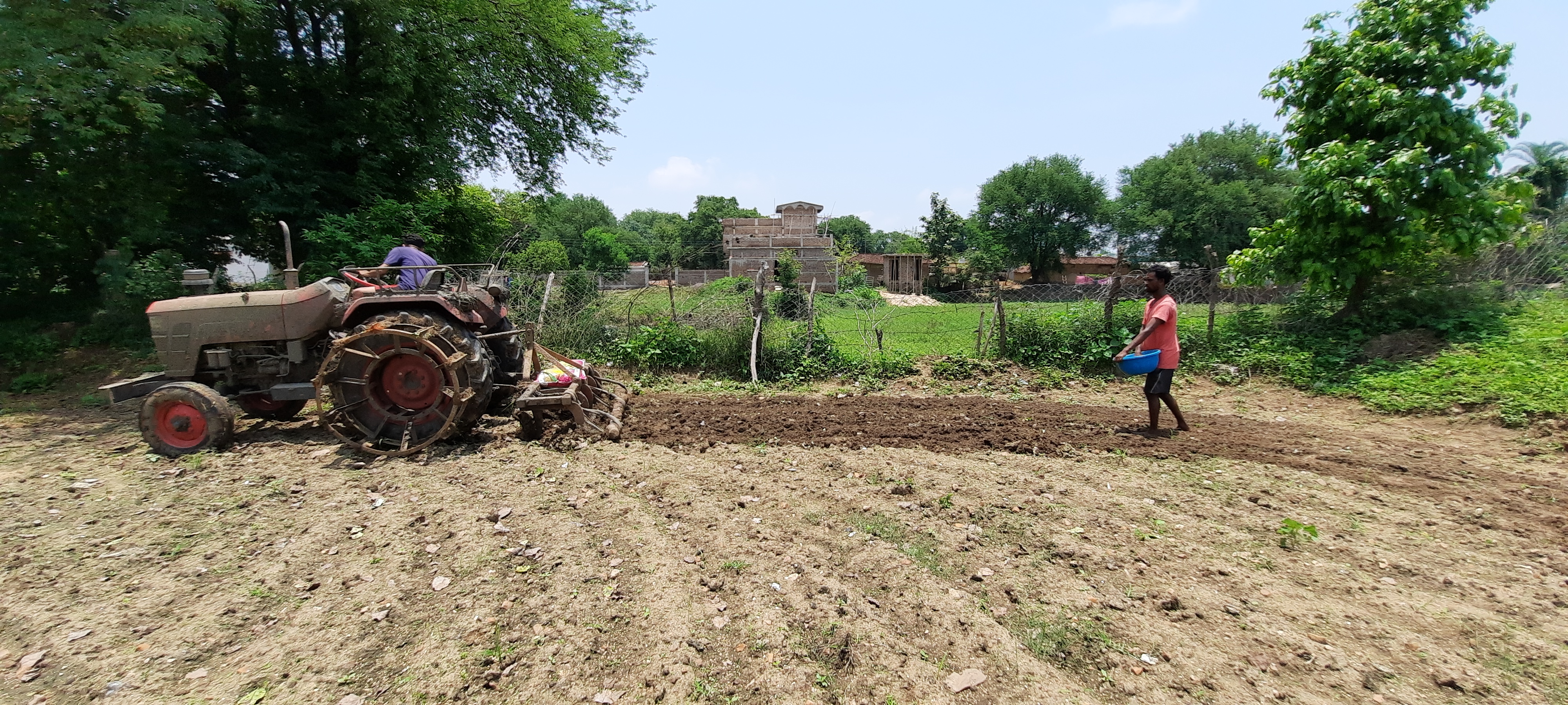 खेत में काम करते किसान