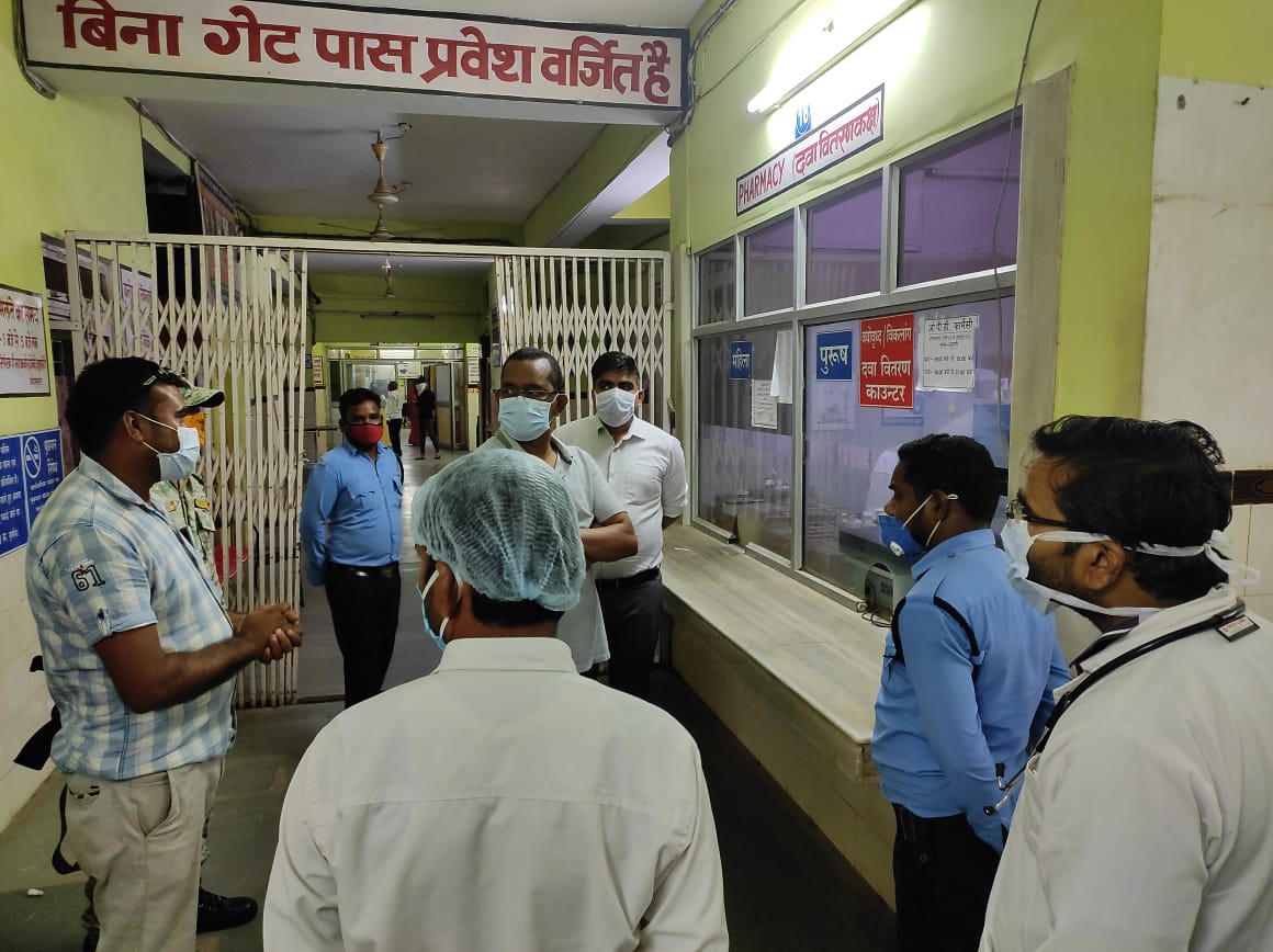 Collector Shyam Dhawde did surprise inspection of district hospital at midnight in koriya