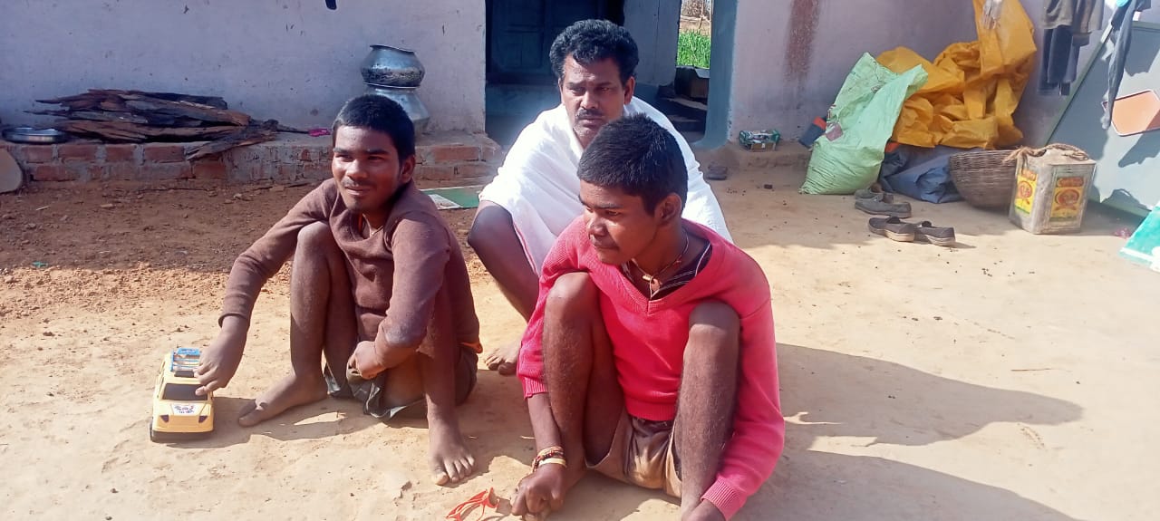 Two handicapped teenager brothers are not getting government help in Bharatpur block of Koriya district