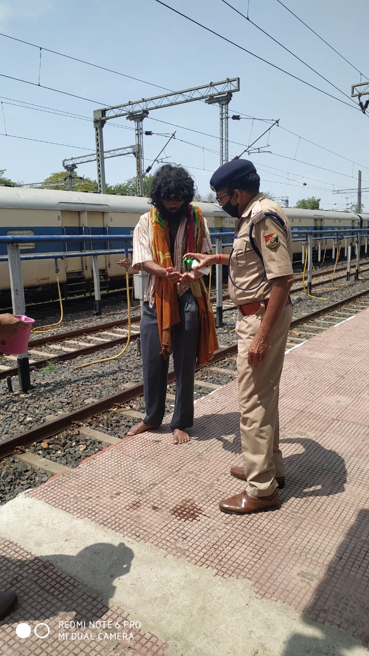 manendragarh-railway-police-is-feeding-poor-in-raipur