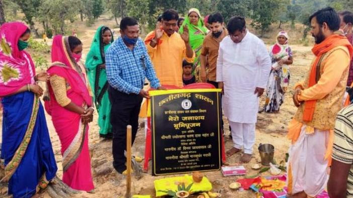 Manendragarh MLA Vinay Jaiswal worshiped land of Mero gram reservoir in koriya