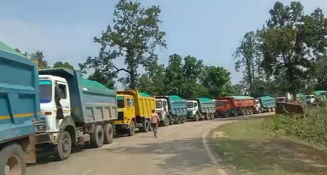 JCB machine seized for illegal sand quarrying in Kotadola of Koriya