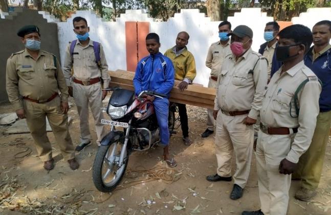 6 accused arrested for smuggling wood in koriya