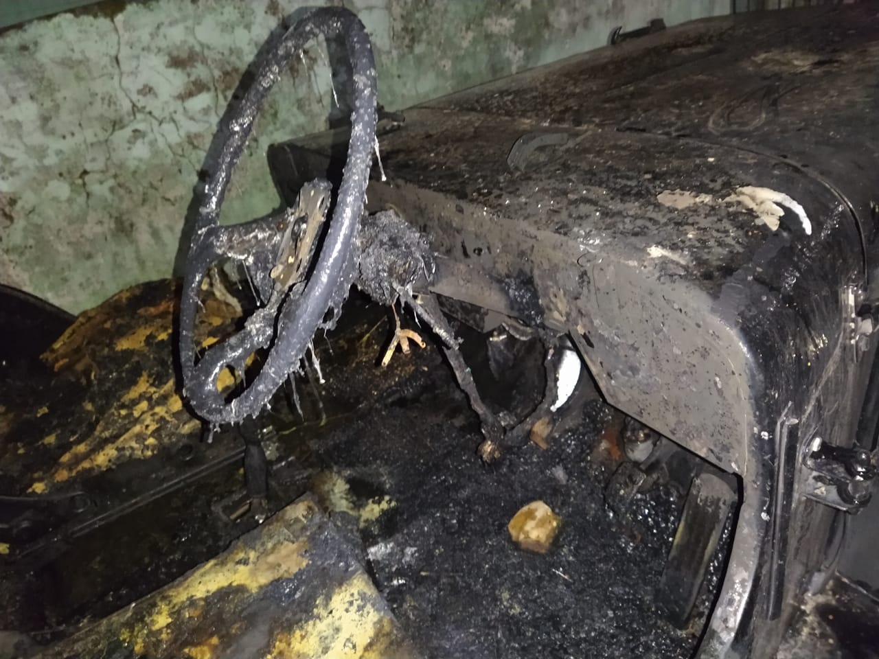 Unknown people set fire to cars