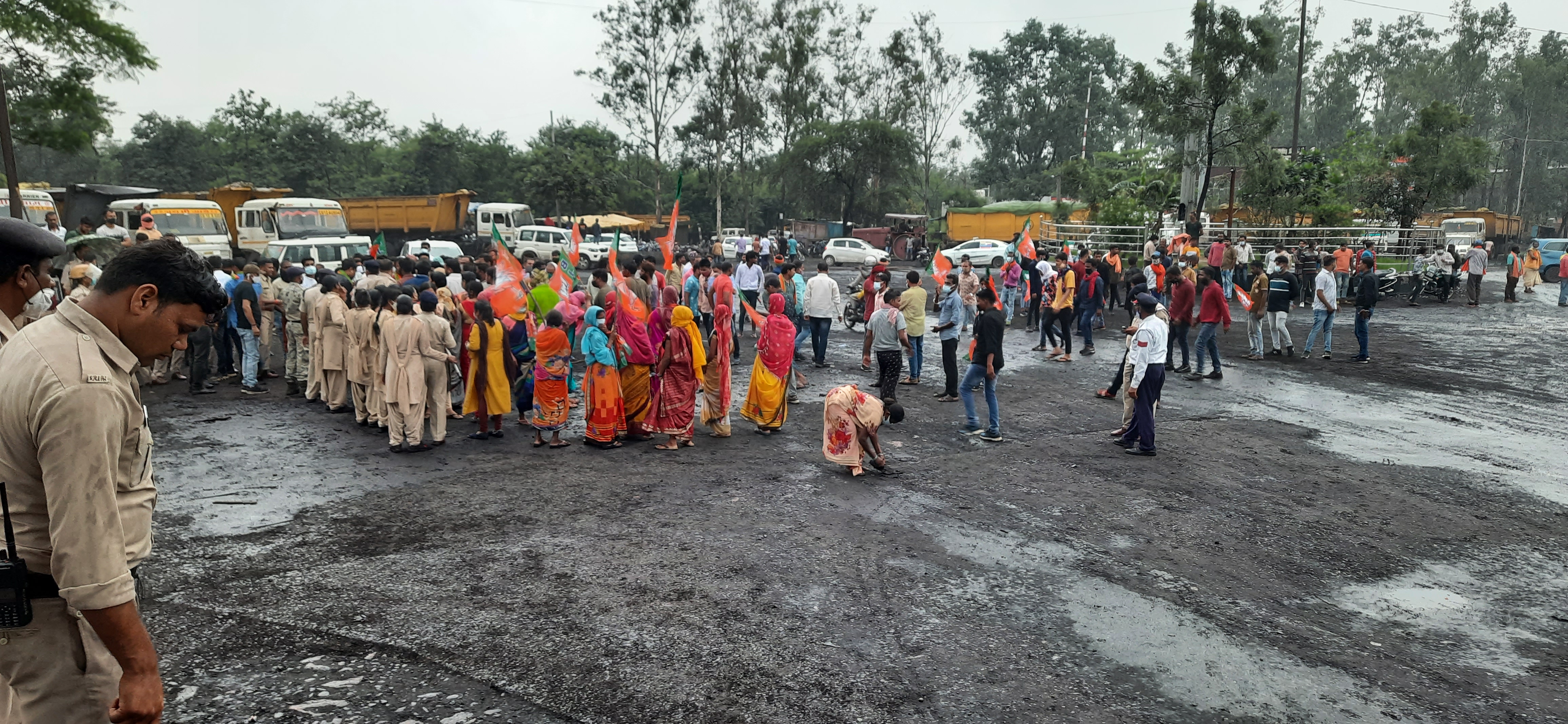 BJP workers demonstrated outside deepka police station