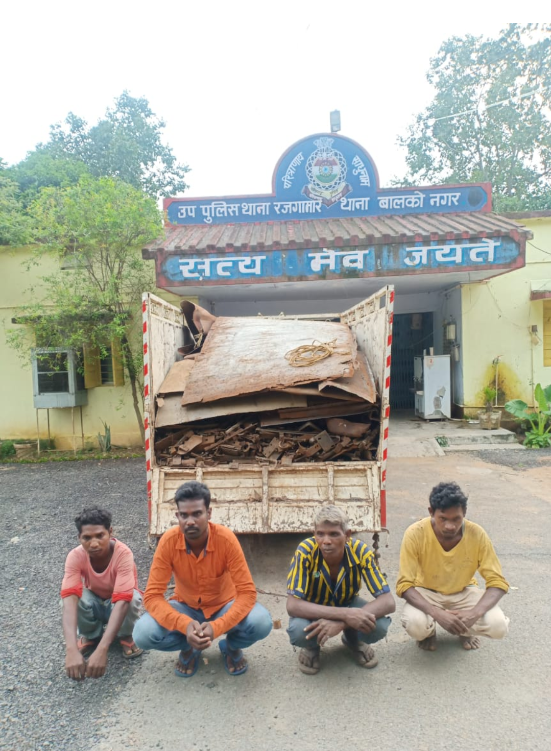 4-members-of-inter-district-scrap-thief-gang-arrested-in-korba