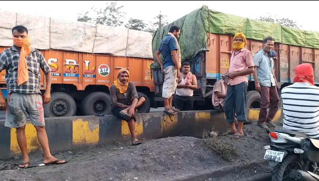 Mines workers in Korba demanded to sanitize the drivers of SECL road sale