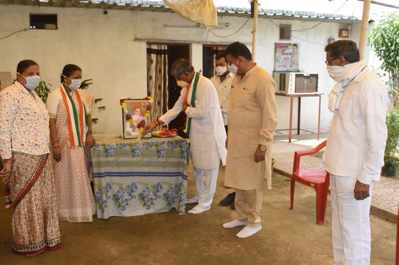 Congress workers celebrated the death anniversary of former Prime Minister late Rajiv Gandhi in korba