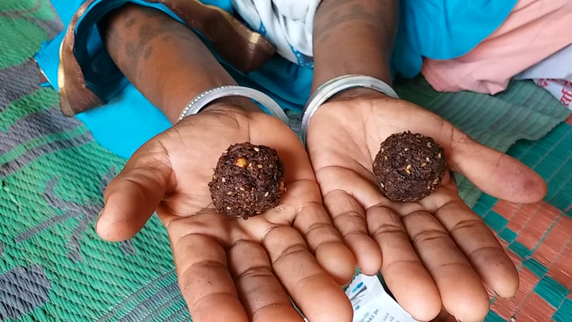 Women are making profits by making  Mahua ladoos in korba