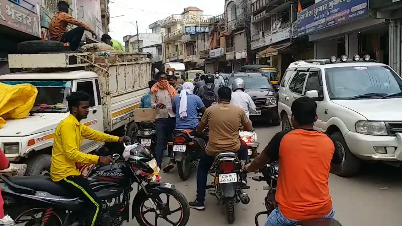 Heavy crowd in markets a day before lockdown