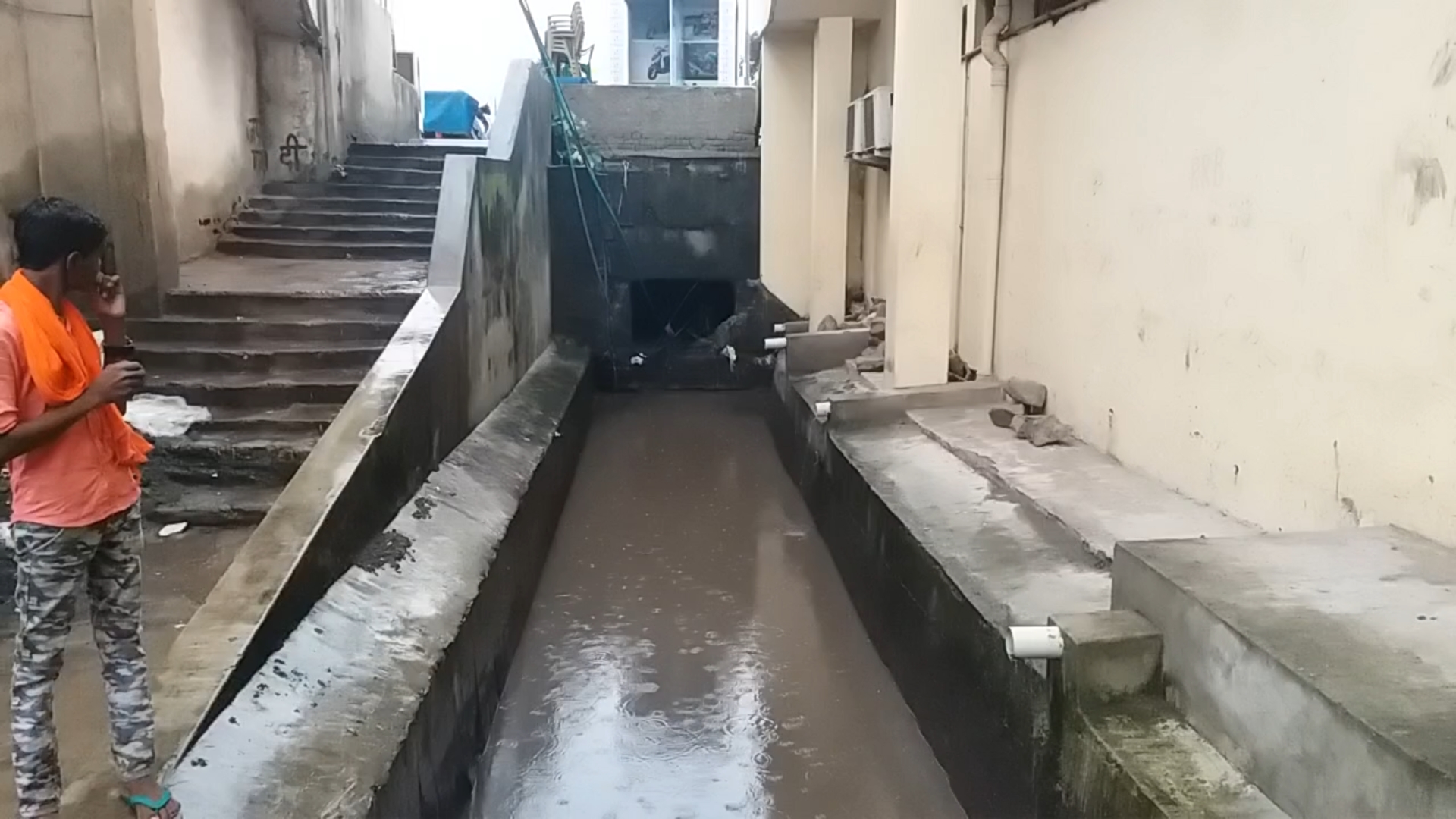 People upset due to narrow drain