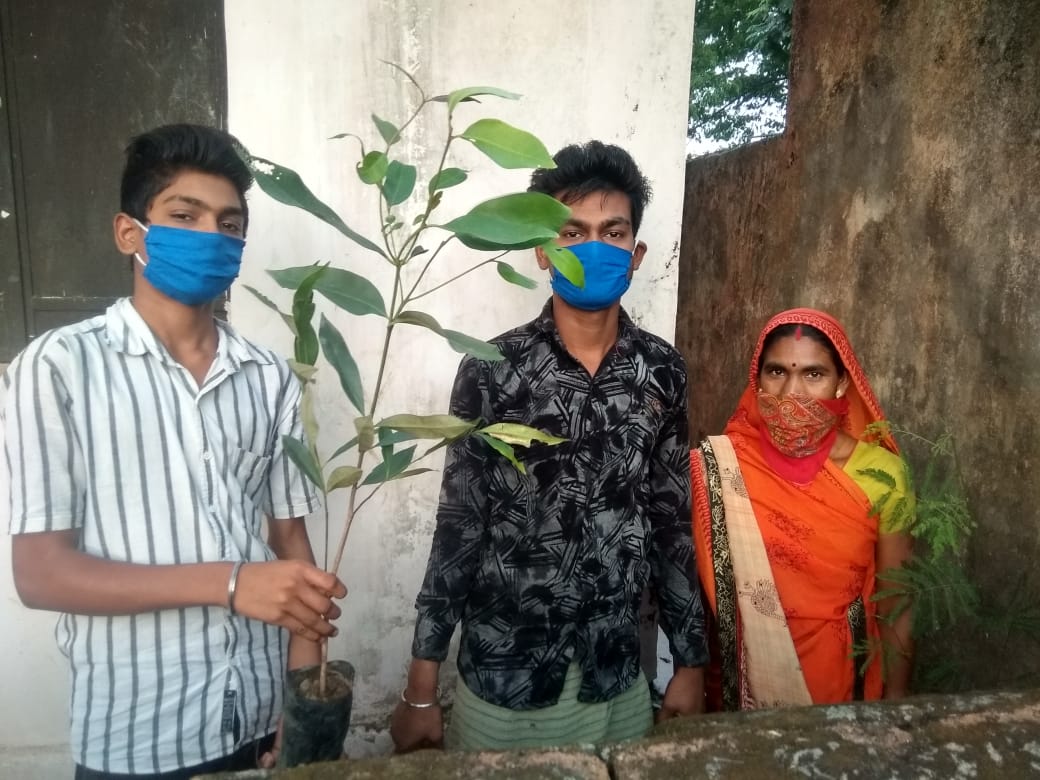 Migrant laborers plant sapling at Tilkeja Quarantine Center in korba